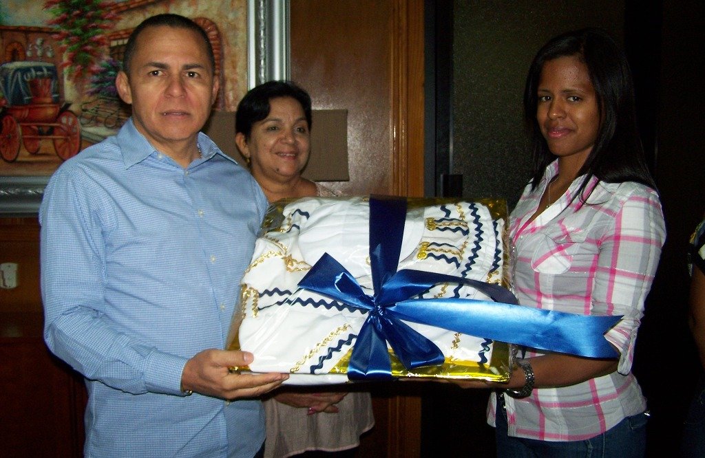 Departamento de Educación de ayuntamiento de Moca, entrega nuevo uniforme al Batton Ballet